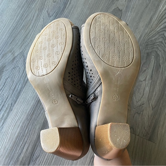 Giani Bernini Gray Perforated Ankle Booties Chunky Heel Women’s 7.5 - Picture 12 of 14